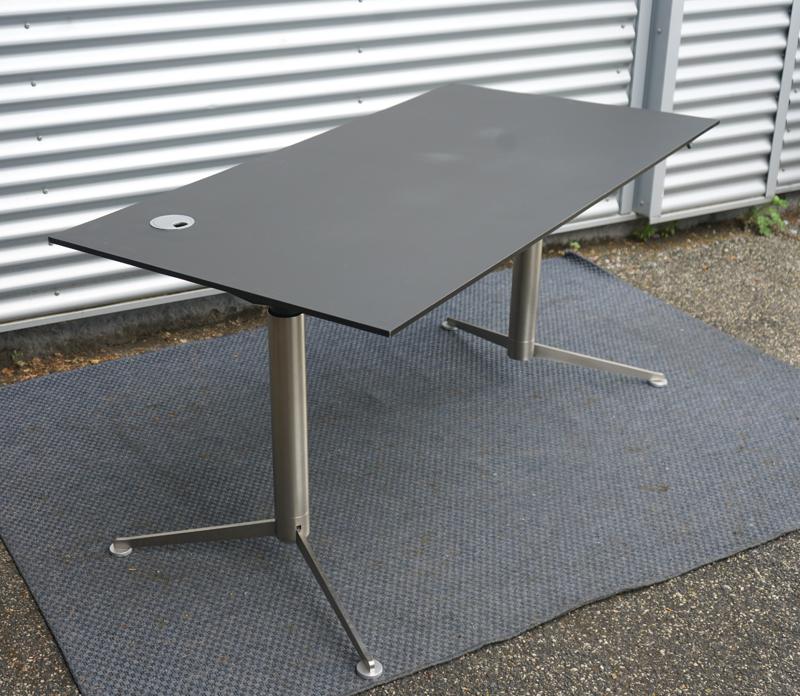 Paustian Spinal bord i sort linoleum set skråt, 160x80 cm med oplukkelig kabelbakke